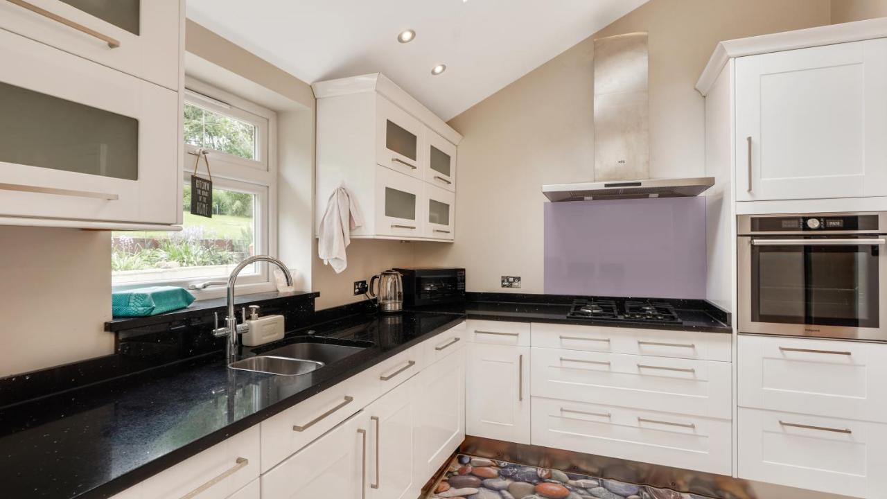 Cosy Luxurious Family Home ลอนดอน ภายนอก รูปภาพ